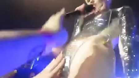 Die nuttige Miley Cyrus lässt ihre Fans ihre Muschi anfassen