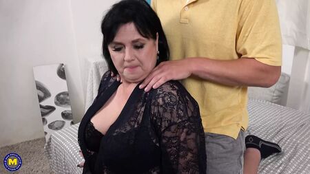 Vollbusige, natürliche, reife BBW bläst und fickt einen jungen Mann