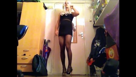 Die sexy Sasha im schwarzen Kleid