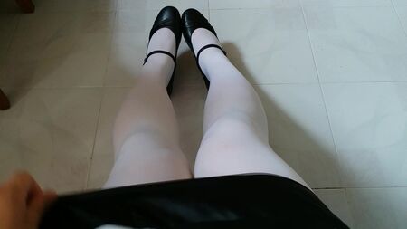 Teaser: Schwarze Mary Janes mit weißen Strumpfhosen