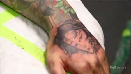 Japanische Gesichter als Handtattoo – McSim-Tätowiermaschinen – Excalibur-Tätowiermaschinen