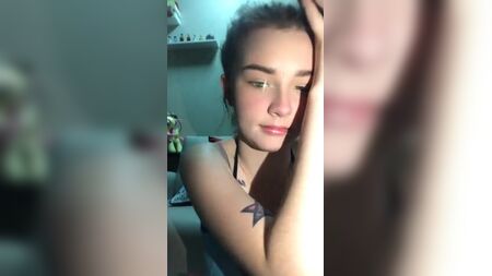 Sexy Mädchen macht Selfies im BH.mp4