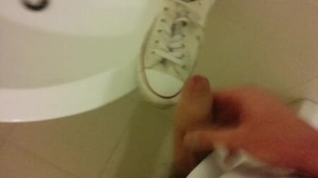 Sperma auf den weißen Converse All-Star-Schuhen der Krankenschwester bei der Arbeit