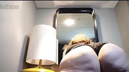 Oma mit Cellulite schüttelt Hintern und Oberschenkel