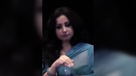 Divya Dutta zeigt ihre großen Brüste in der Öffentlichkeit