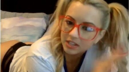 Lexi Belle chattet vor der Webcam