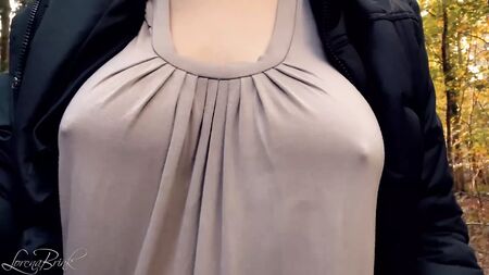 Harte Brustwarzen durch das Shirt hindurch, von außen. (kurzer Vorgeschmack)