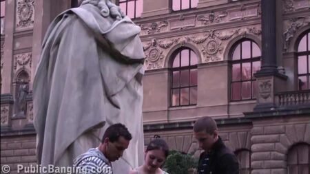 Süßes Teenager-Mädchen wird auf offener Straße neben einer berühmten Statue gefickt