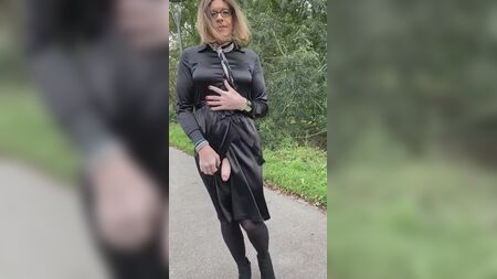 Schwarzes Satinkleid, leichte Klitoris-Masturbation