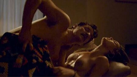 Adria Arjona in einer Nacktszene in „Narcos“ – ScandalPlanetCom