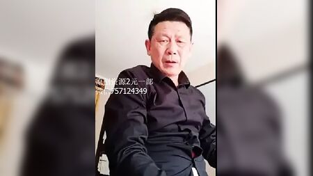 Ein gutaussehender Mann im chinesischen Anzug