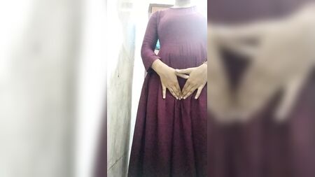 Indisches Desi-Mädchen badet nach der Uni und befriedigt sich anal