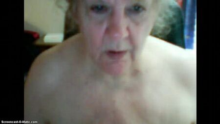 Oma vor der Kamera