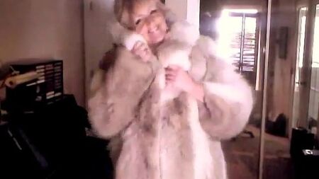 Sexy Frau präsentiert ihren Wolfsfellmantel II