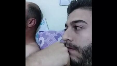 Zwei heterosexuelle türkische Freunde werden geil und wichsen auf Periscope