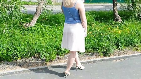 Sexy Frau in einem leichten Kleid ohne BH