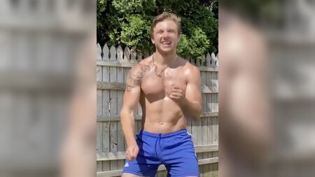 Die Beule in den Shorts eines attraktiven Mannes