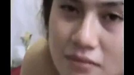 Eine kurvige Tante aus Bandung hat in ihrer Mietwohnung Sex