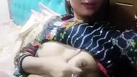 Mädchen aus Bangladesch beim Masturbieren