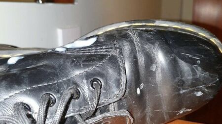 Dr. Martens-Stiefel werden mit Sperma bespritzt