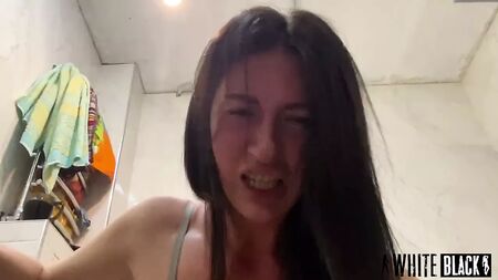 Wunderschöne Milf spritzt heftig auf den Schwanz