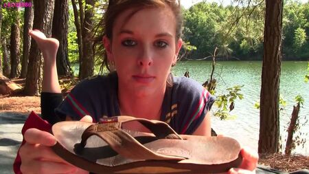 Amy in der Pose mit Regenbogensandalen – VORSCHAU