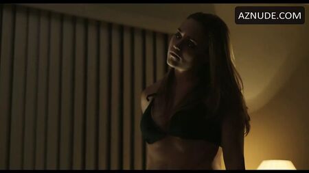 Alice Kremelberg aus dem Film von 2014 in einem schwarzen Satin-Höschen