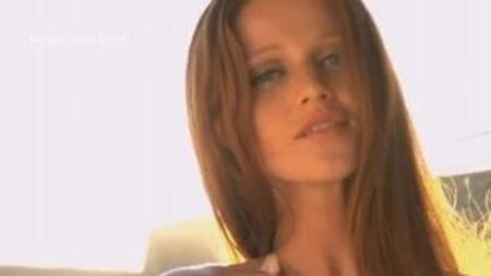 Cintia Dicker liegt nackt am Strand