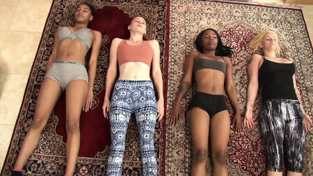 Eine gemischtrassige Gruppe geiler Lesben – Lesbenorgie mit Gangbang