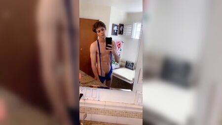 ein sexy Junge im Mankini