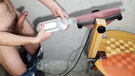 Masturbation mit einem Sexspielzeug für Männer und einer Fickmaschine