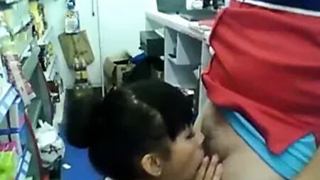 Tankstellenmitarbeiter bekommt hinter der Theke einen Blowjob