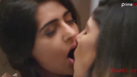 Shiny Dixit in einer Lesbenszene in „Junoon e Ishq.mp4“