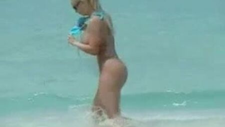 Nicole CoCo Austin: Große Brüste & Arsch im Bikini am Strand – Ameman