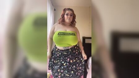 PEACH BBW MIT RIESIGEN BRÜSTEN IM TUBE-TOP