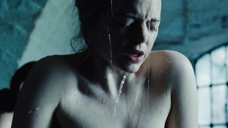 Emma Stone nackt, Brüste, „The Favourite“, Brustwarzen, oben ohne, nasse Brüste