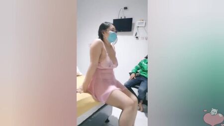 Ein molliges Mädchen aus Indien lädt gerne Fremde in ihr Zimmer ein