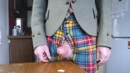 Wenn der Tartan-Kilt des Stiefvaters mit Sperma verschmutzt wird