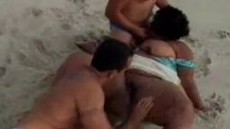 Dreier mit Molligen am Strand