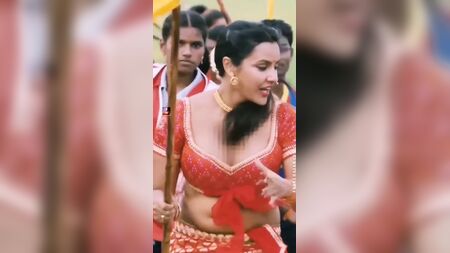 Priya Anands Bauchnabel