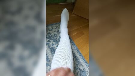 Ich probiere meine neuen weißen Overknee-Socken von AA an! Das erste Mal!