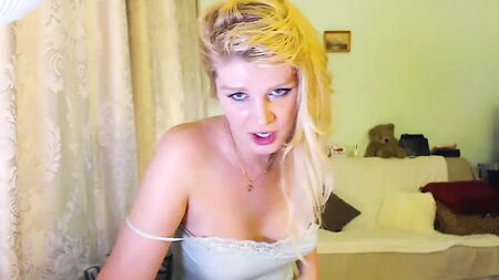 Russische, operierte, reife Transfrau fickt eine Muschi vor der Webcam