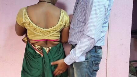 Der Sohn des Nachbarn hat Desi Bhabhi so heftig durchgefickt, dass ihre Muschi völlig auslief