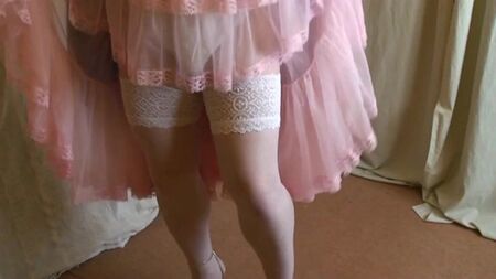 Fliederfarbenes Brautjungfernkleid, rosa Unterrock und Plateau-Absatzschuhe