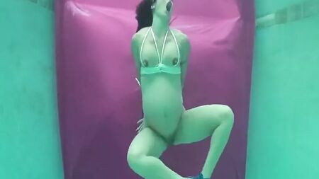 Schwangerschaft und Unterwasser-Bondage