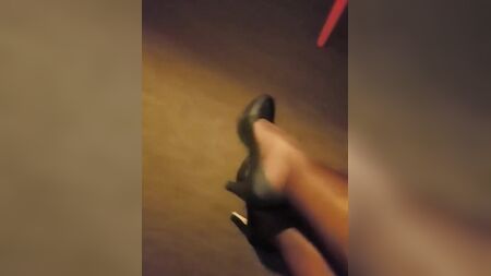 Flugbegleiterin, die in High Heels und Strumpfhosen baumelt