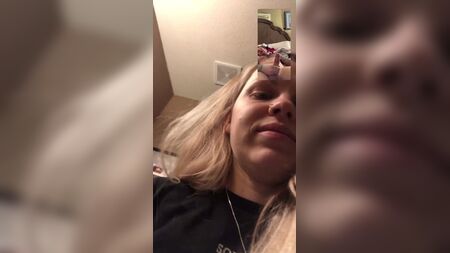 Ein Amateur-Paar – die Blondine und ihr Freund – zeigen sich nackt auf FaceTime