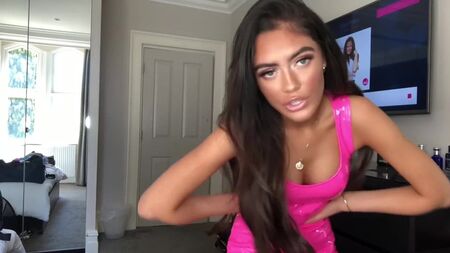 Die YouTuberin Roxana Rosu in einem rosa PVC-Kleid