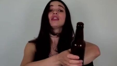 Crystal Reed bewirbt sich als Schlampe