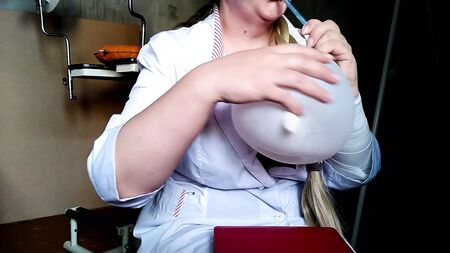 Die Krankenschwester erklärt, wie man ein Sexspielzeug herstellt